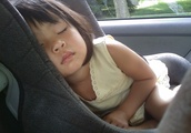 Kinder schlafen sicherer im Auto, aber nicht weltweit