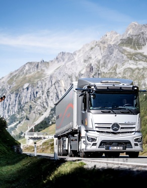 Mercedes-Benz Trucks präsentiert eActros LongHaul