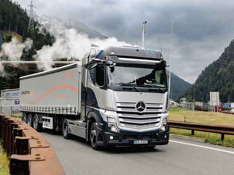 Daimler Truck erprobt Wasserstoff-Lkw
