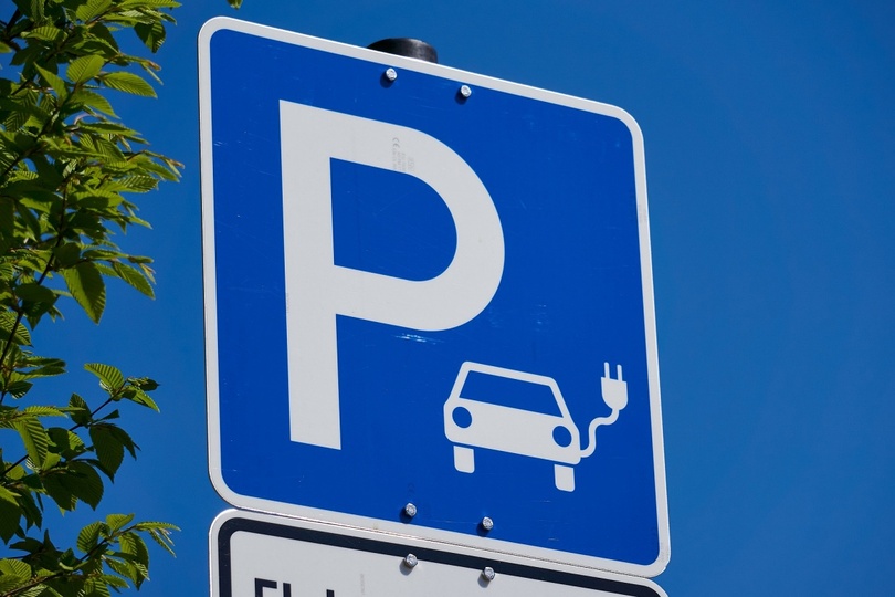 Parken mit dem E-Auto: Von Sonderrechten bis Blockiergebühren