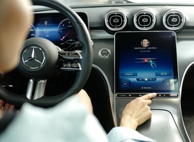 Mercedes-Benz Mobility: Zahlung im Auto per Fingertipp