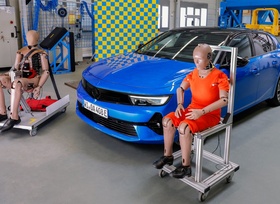 Opel feiert 50 Jahre Sicherheitsgurt