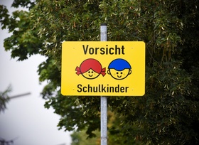 Schulweg: Tipps für Eltern und Autofahrer
