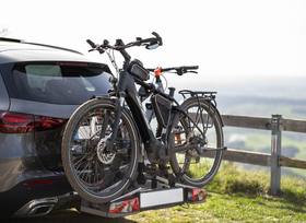Fahrräder auf dem Heckträger gut gesichert