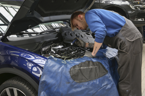 Kfz-Branche  - Minus im Handel, Plus beim Service 